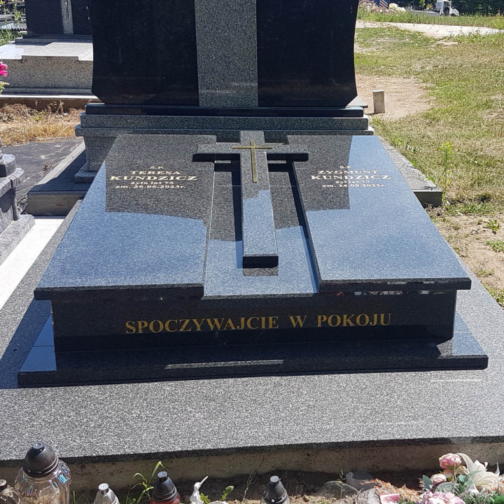 Podwójny nagrobek granitowy z krzyżem – elegancka realizacja nagrobka z granitu Impala